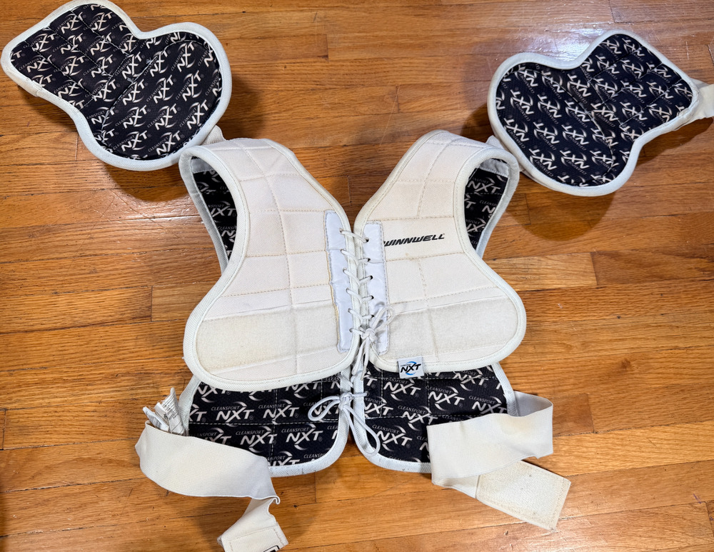Winnwell Classic Hockey Shoulder Pads — Senior Small